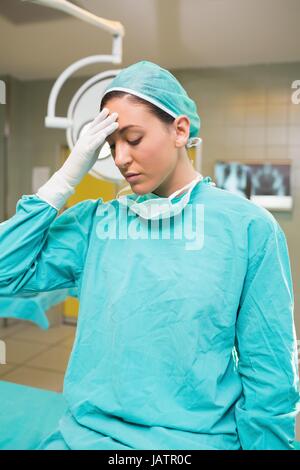 Müde Krankenschwester legte die Hand auf der Stirn Stockfoto