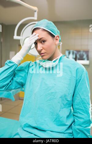 Müde Krankenschwester Blick in die Kamera Stockfoto