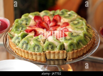 Obstkuchen mit Erdbeeren und kiwi Stockfoto