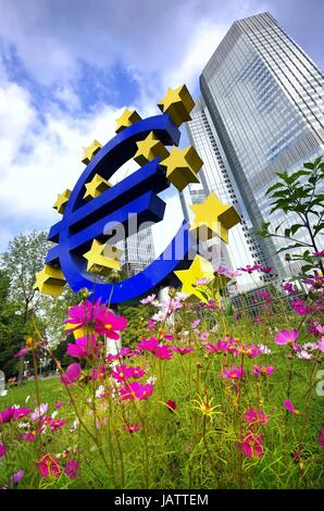 Europäische Zentralbank mit Euro Symbol in Frankfurt Stockfoto