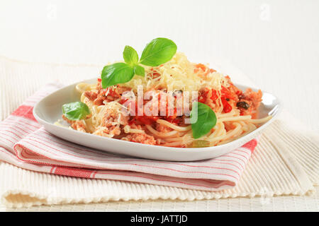 Spaghetti mit Hackfleisch und Tomaten mit Käse bestreut Stockfoto