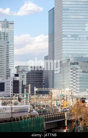 Eisenbahn mit Skyline bei Yurakuchi in der Nähe von Ginza Tokyo Japan für Transport-Hintergrund Stockfoto