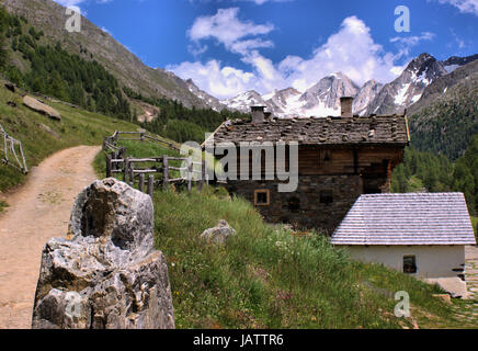 Eine Kleine Hütte Im Pfossental Im Naturpark Texelgruppe, Im Hintergrund sterben Schneebedeckten wurde Hohe Weise Und Lodner der Oeztal Alpen in Südtirol, Italien A kleine Almhütte im Pfossental im Natur Park Texelgruppe, im Hintergrund die schneebedeckten Gipfel Hohe Weise und Lodner der Oeztal Alpen in Südtirol, Italien Stockfoto