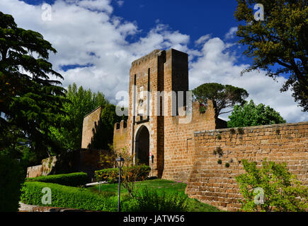 Eingang der mittelalterlichen Festung Albornoz im historischen Zentrum von Orvieto, eine alte päpstliche Festung und jetzt den öffentlichen Stadtpark Stockfoto