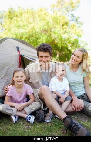 Vater und Mutter nehmen ihre Kinder camping Stockfoto