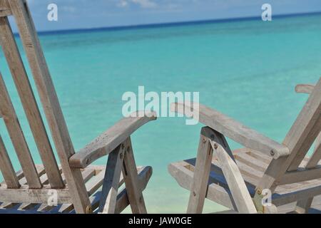 Zwei Stühle Betten im Wald am tropischen Strand mit blaue Meer im Hintergrund Stockfoto