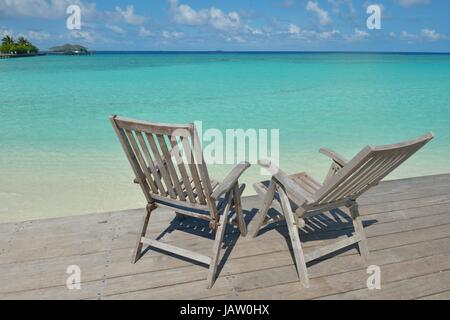 Zwei Stühle Betten im Wald am tropischen Strand mit blaue Meer im Hintergrund Stockfoto