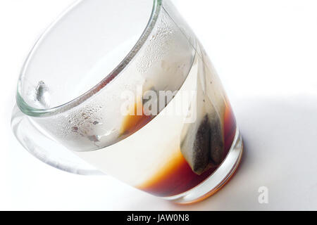 Glaskrug mit dampfend heiß frisch gebraut Tee Stockfoto
