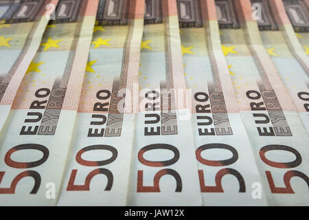 Neuen 50-Euro-Banknoten aufgereiht Stockfoto