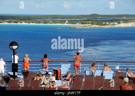 Passagiere auf Kreuzfahrtschiff ausgehend von Half Moon Cay, Bahamas Stockfoto