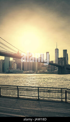 Retro-getönten Sonnenuntergang über Manhattan und Brooklyn Bridge, New York City, USA. Stockfoto