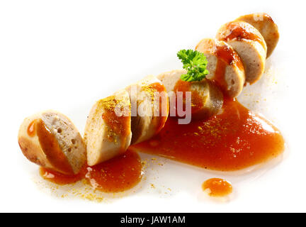 Gegrillte würzige Räucherwurst teilweise durch in Scheiben geschnitten und serviert mit Tomatenketchup garniert mit Petersilie über weiß Stockfoto