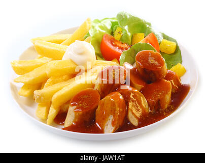 Mantaplatte garniert mit Sauce oder BBQ-Sauce, serviert mit goldene Pommes Frites und frische gemischter grüner Salat auf weiß Stockfoto