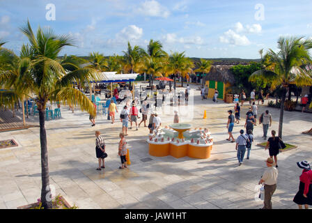 Touristen in Public Square, Half Moon Cay, Bahamas Stockfoto