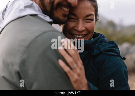 Close-up Portrait lächelnd junges Paar in Liebe. Romantisches Paar umarmen einander und lächelnd. Stockfoto