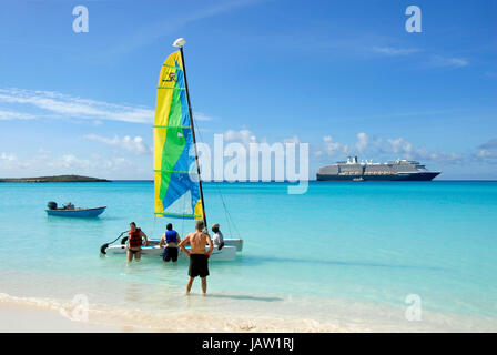 Männer, die Einführung eines Katamarans Half Moon Cay, Bahamas Stockfoto