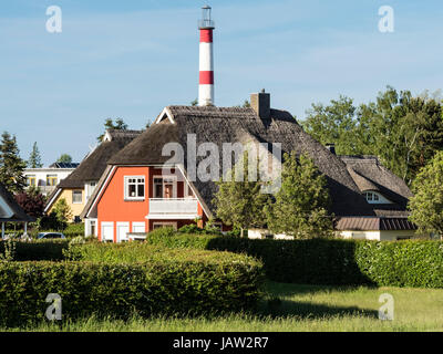 Typisches Haus an der Ostsee, Schilf bedeckt Dach, Leuchtturm in den Hintergrund, Zingst, Halbinsel von Fischland-Darß-Zingst, Zingst, Mecklenbur Stockfoto