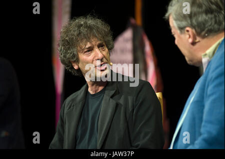 Neil Gaiman im Gespräch mit Stephen Fry auf der Bühne bei Hay Festival 2017 Hay-on-Wye Powys Wales UK Stockfoto