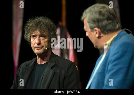 Neil Gaiman im Gespräch mit Stephen Fry auf der Bühne bei Hay Festival 2017 Hay-on-Wye Powys Wales UK Stockfoto