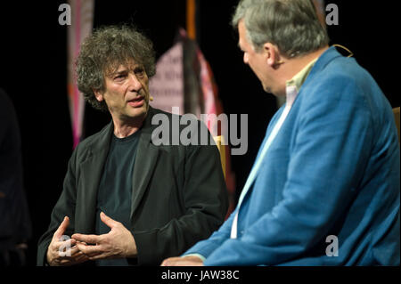 Neil Gaiman im Gespräch mit Stephen Fry auf der Bühne bei Hay Festival 2017 Hay-on-Wye Powys Wales UK Stockfoto