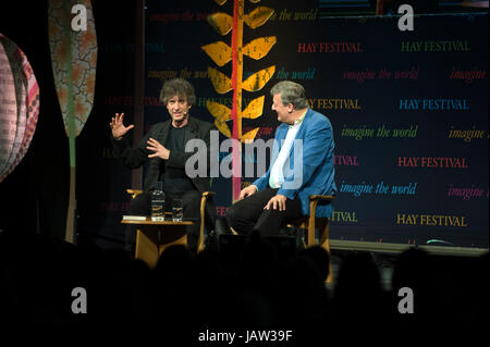 Neil Gaiman im Gespräch mit Stephen Fry auf der Bühne bei Hay Festival 2017 Hay-on-Wye Powys Wales UK Stockfoto