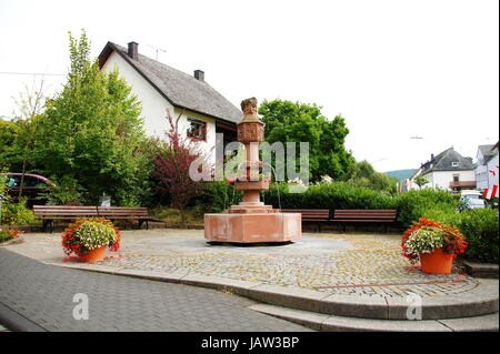 Platz Mit Weinbrunnen in Zeltingen-Rachtig an der Mosel Stockfoto