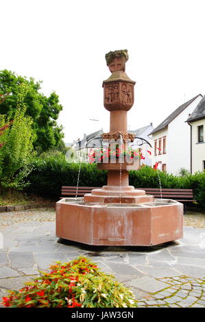 Platz Mit Weinbrunnen in Zeltingen-Rachtig an der Mosel Stockfoto