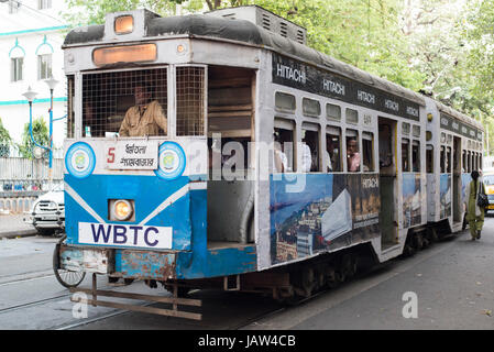 Eine Straßenbahn verkehrt seine Route in Kolkata (Kalkutta), Westbengalen, Indien Stockfoto