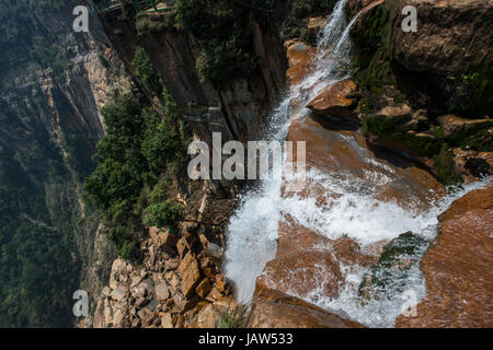 Wahkaba Wasserfälle Kaskaden hinunter einen Hügel in Meghalaya Zustand, Indien Stockfoto