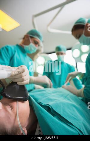 Ein Patient liegt auf einem Operationstisch im Fokus Stockfoto