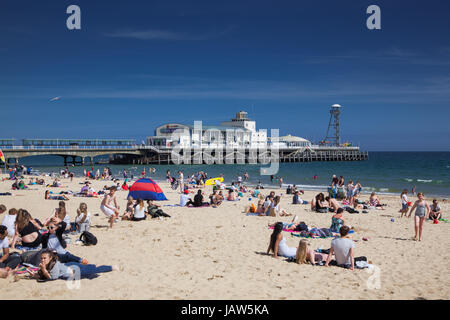 BOURNEMOUTH, UK 31. Mai 2017: nicht identifizierten Personen auf Bournemouth Strand und Pier, Dorset, England Stockfoto