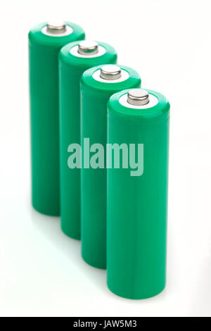 Aufrechte Linie von vier grünen Batterien mit leeren umfasst konzeptionelle Energie-und kostensparende wiederaufladbare Batterien, Bereitstellung von Öko-Energie, die möglichen Verschmutzung zu reduzieren, wenn normale Batterien entsorgt werden Stockfoto