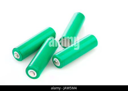 Vier Akkus grüne, umweltfreundliche Batterien mit leeren Hüllen für Ihren Text auf einem weißen Vackground liegen Stockfoto