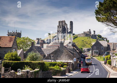 CORFE CASTLE, UK 1. Juni 2017: Dorf Corfe und Ruinen von Corfe Castle in Swanage, Dorset, Südengland Stockfoto