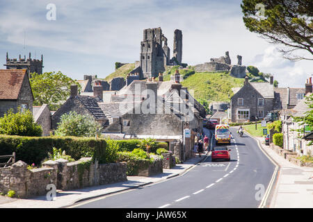 CORFE CASTLE, UK 1. Juni 2017: Dorf Corfe und Ruinen von Corfe Castle in Swanage, Dorset, Südengland Stockfoto