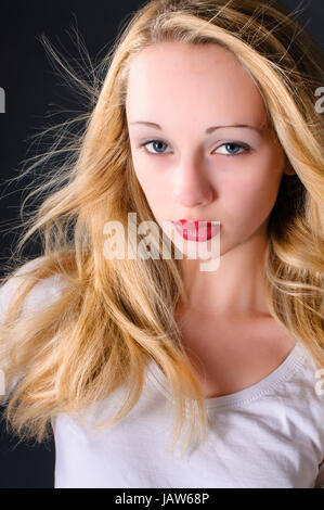 Junges Hübsches Mädchen Mit Langen blonden Haaren Mit Weißer Woll-Unterwäsche. Stockfoto