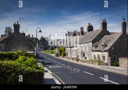 CORFE CASTLE, UK 1. Juni 2017: Dorf Corfe und Ruinen von Corfe Castle in Swanage, Dorset, Südengland Stockfoto