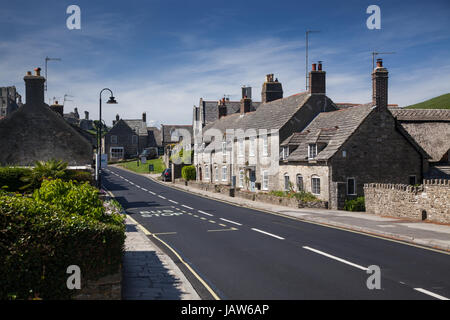 CORFE CASTLE, UK 1. Juni 2017: Dorf Corfe und Ruinen von Corfe Castle in Swanage, Dorset, Südengland Stockfoto