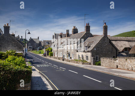 CORFE CASTLE, UK 1. Juni 2017: Dorf Corfe und Ruinen von Corfe Castle in Swanage, Dorset, Südengland Stockfoto