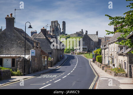 CORFE CASTLE, UK 1. Juni 2017: Dorf Corfe und Ruinen von Corfe Castle in Swanage, Dorset, Südengland Stockfoto