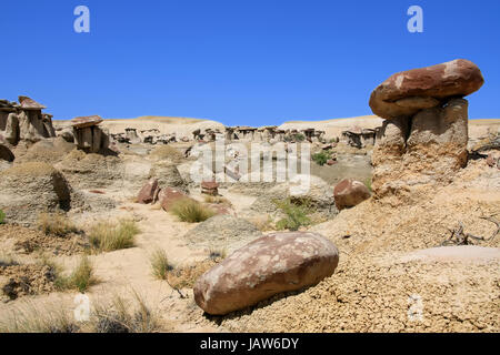 Horizontalen Schuss von Hoodoos in New Mexico Wüste über blauen Himmel Stockfoto