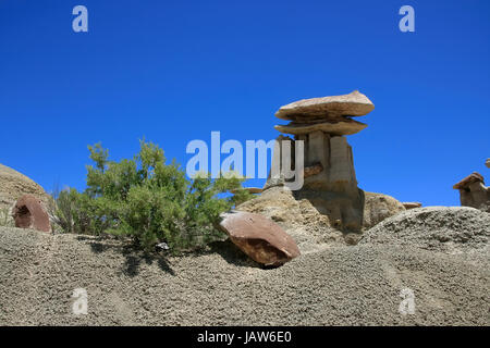 Horizontalen Schuss von Hoodoos in New Mexico Wüste über blauen Himmel Stockfoto