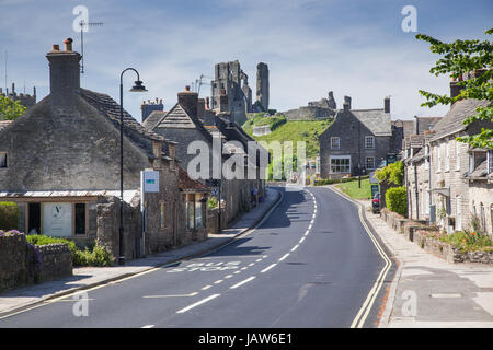 CORFE CASTLE, UK 1. Juni 2017: Dorf Corfe und Ruinen von Corfe Castle in Swanage, Dorset, Südengland Stockfoto