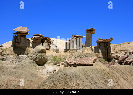 Horizontalen Schuss von Hoodoos in New Mexico Wüste über blauen Himmel Stockfoto