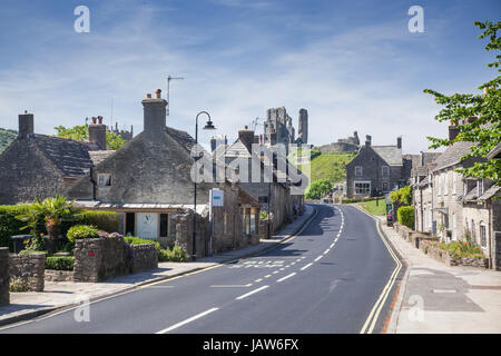 CORFE CASTLE, UK 1. Juni 2017: Dorf Corfe und Ruinen von Corfe Castle in Swanage, Dorset, Südengland Stockfoto