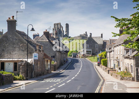 CORFE CASTLE, UK 1. Juni 2017: Dorf Corfe und Ruinen von Corfe Castle in Swanage, Dorset, Südengland Stockfoto