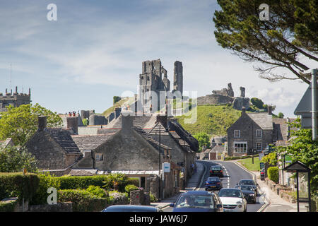 CORFE CASTLE, UK 1. Juni 2017: Dorf Corfe und Ruinen von Corfe Castle in Swanage, Dorset, Südengland Stockfoto