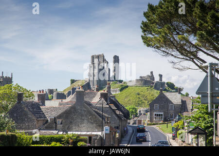 CORFE CASTLE, UK 1. Juni 2017: Dorf Corfe und Ruinen von Corfe Castle in Swanage, Dorset, Südengland Stockfoto