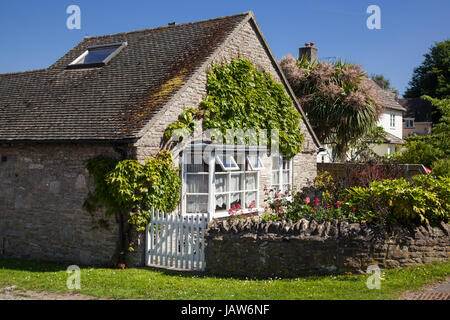 CORFE CASTLE, UK 1. Juni 2017: Dorf Corfe und Ruinen von Corfe Castle in Swanage, Dorset, Südengland Stockfoto