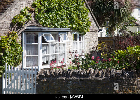 CORFE CASTLE, UK 1. Juni 2017: Dorf Corfe und Ruinen von Corfe Castle in Swanage, Dorset, Südengland Stockfoto